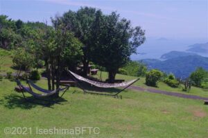 さんぽ道の途中にある広場に設置されているハンモックのようす。