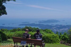 さんぽ道の奥にある広場のようす。ベンチが置かれ、鳥羽の町、その奥には答志島が見える。