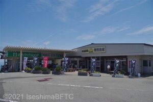 左手にあさま山頂売店、右手に食事処あさまちゃやが見える。