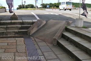 駐車場から売店へのスロープを別角度から見たようす。傾斜がかなり急なので、車いすの方は介助が必要。