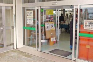 売店入口のようす。自動ドアになっている。