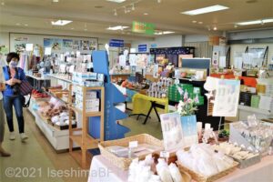売店内のようす。たくさんの商品が並ぶ。