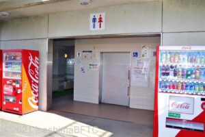 売店の左横にある公衆トイレ。左側が男性用、右側が女性用、中央には車いす対応トイレがある。