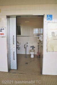 車いす対応トイレの入口のようす。