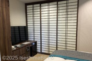 特別室・風見草（1-10号室）　ベッドルームとカウンターの間の引戸を閉めたところ