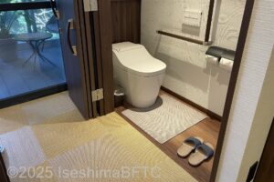 特別室・風見草（1-10号室）　トイレドアを全開したようす