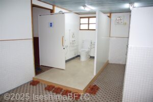男性用車いす対応トイレ全景