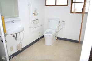 入って左奥に、たて置きに便器