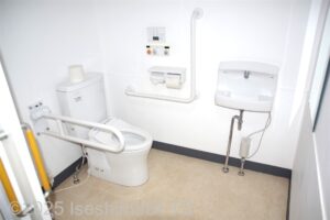 入って左奥によこ置きに便器