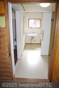 2階大広間前共用トイレ。入って中央奥に車いす対応トイレがある。