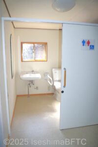 2階車いす対応トイレ入口