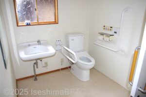 入って右奥に、たて置きに便器