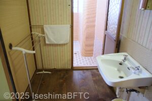 板間にある洗面と、シャワールーム入口