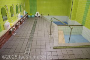 入って右側にたてに浴槽が2つ並び、左側に洗い場が一列に並んでいる