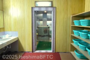 6号浴室　浴室入口