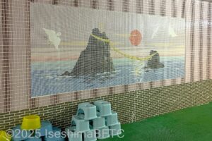 モザイクタイルで描かれた夫婦岩の壁画