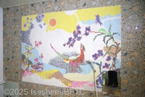 2号浴室にあるモザイクタイルの壁画。中央に鳥、周囲に花が描かれている
