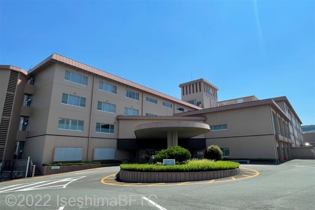 青空をバックに亀の井ホテル鳥羽 の外観　玄関のロータリーの玄関入り口は屋根付き　
