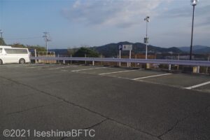 駐車場　アスファルト敷きで広い駐車場

