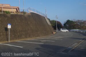 坂の下の駐車場B　斜面下に駐車場区画が並ぶ　