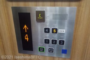 車いす用操作盤はボタンの上に点字表記されており、ボタンは浮き出し文字にになっている