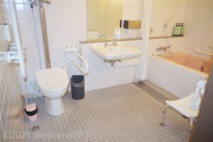 トイレ、浴室内　左からトイレ便器洗面　奥に浴槽