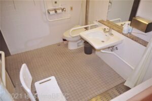 浴槽側からトイレと洗面のようす　洗面水栓方法は上下のレバー