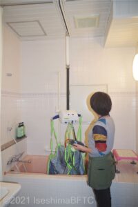 天井走行リフトを浴槽におろしたようす