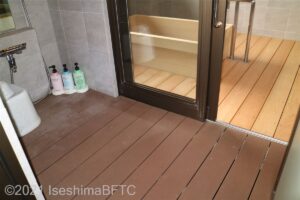 420号室　洗い場と露天風呂入口
