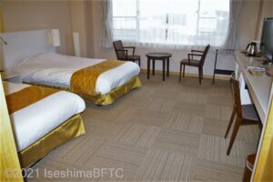 スタンダードツイン（バスなし）　室内のようす　左側にベッド2台