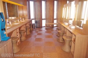 女性用大浴場　洗面とパウダーコーナー