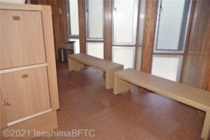 女性用大浴場　脱衣所の長いす