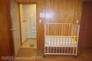 女性用大浴場　脱衣所トイレ入口とベビーベッド