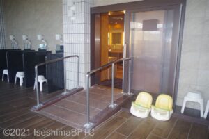 女性用大浴場　浴室入口を内部からみたところ　内部にスロープあり