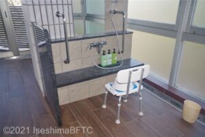女性用大浴場　手すり付き洗い場