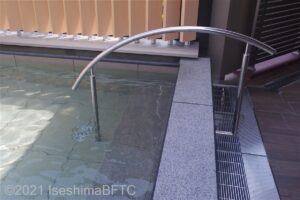 女性用大浴場　露天風呂の中段と手すり