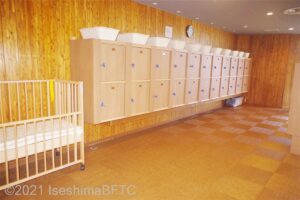 男性用大浴場　ロッカーとベビーベッド