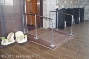男性用大浴場　浴室入口を内部からみたところ　内部にスロープあり