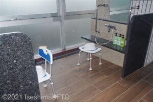 男性用大浴場　手すり付き洗い場