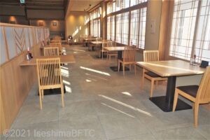 レストラン「雅」窓際のテーブル席