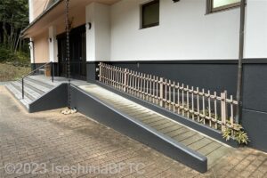 入口右側にあるスロープ