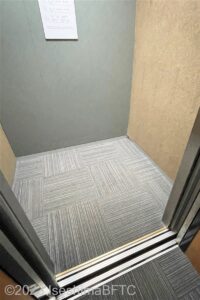 エレベーター　扉が開いたところ