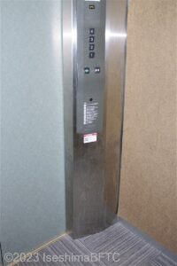 エレベーター　内部のボタンのようす