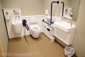 便器回りのようす　向かって右に便器、左にオストメイト設備