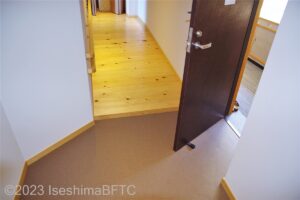 ユニバーサルデザインルーム　入口ドアを開けたようすと、室内へのスロープ