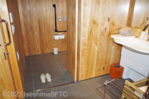 ユニバーサルデザインルーム　トイレの折れ戸を1枚は閉め、1枚は開けたようす