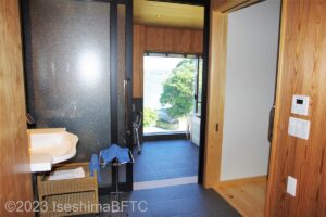 ユニバーサルデザインルーム　洗面脱衣室から浴室入口を見たところ