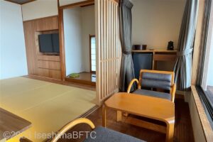 露天風呂付き和洋室　窓側から室内を見たところ