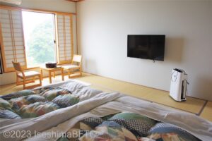 和洋室　ベッド側からの室内のようす
