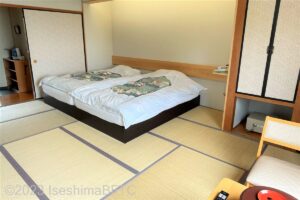 和洋室　窓側からベッド方向を見たところ